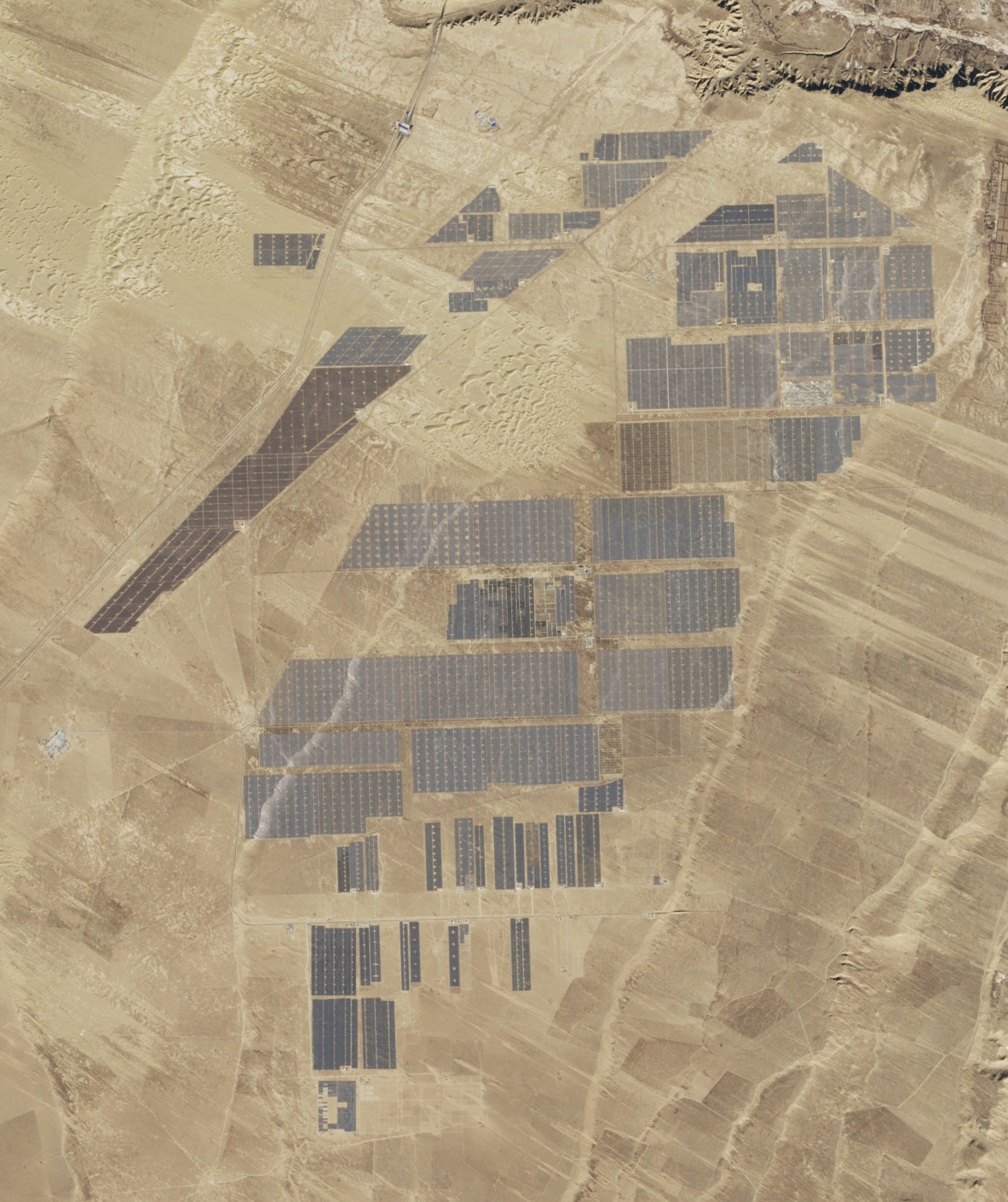 Vue satellite du parc solaire de Longyangxia, Qinghai
